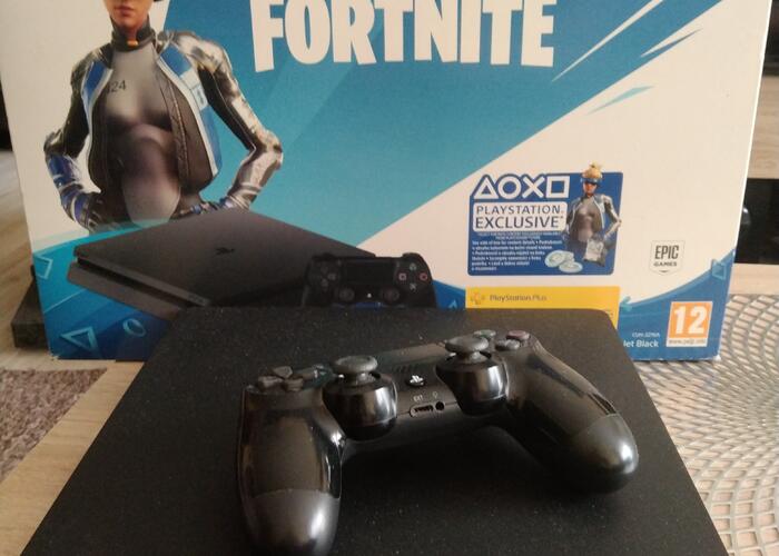 Grajewo ogłoszenia: Sprzedam Konsole  Ps4+pad i 3 gry.Konsola od dnia zakupu w jednych...